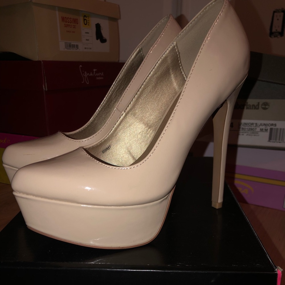 Nude leather pumps